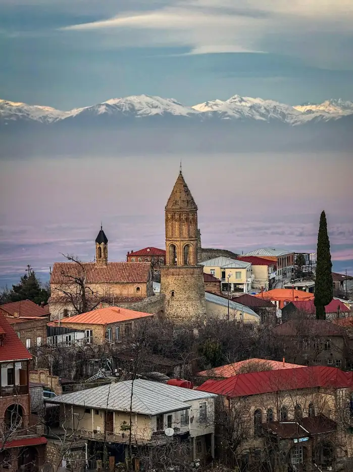 ძველი ქალაქი ეკლესიით და თოვლიანი მთებით